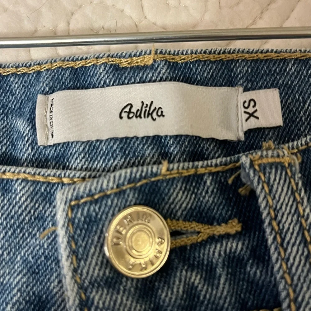 Adika Medium-Wash Denim Wide Leg Jeans, Bleach hearts, size XS - Picture 3 of 8